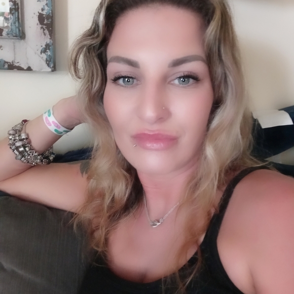 Meet your Posher, Angela - Picture 2 of 4